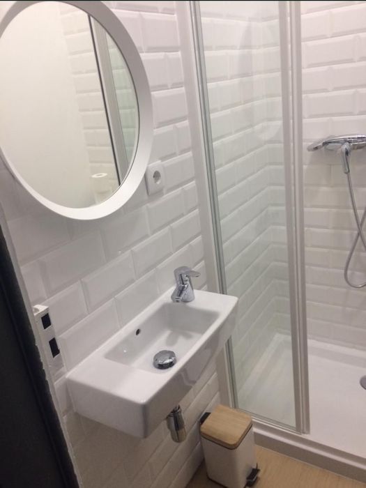 Aluga-se quarto para estudante (F)