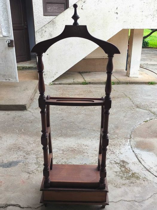 Cabide de quarto com suporte para roupa em cerejeira