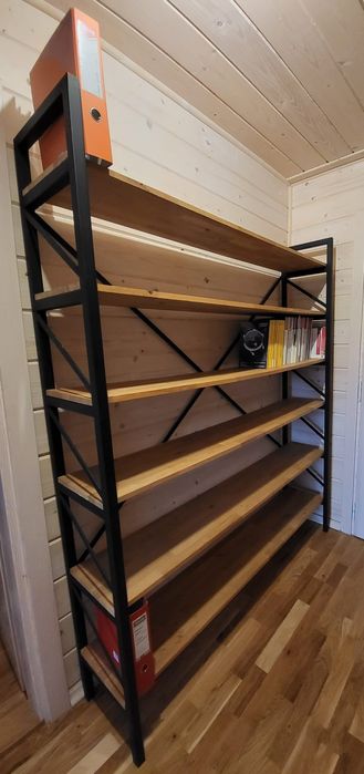 Dębowy regał loftowy.