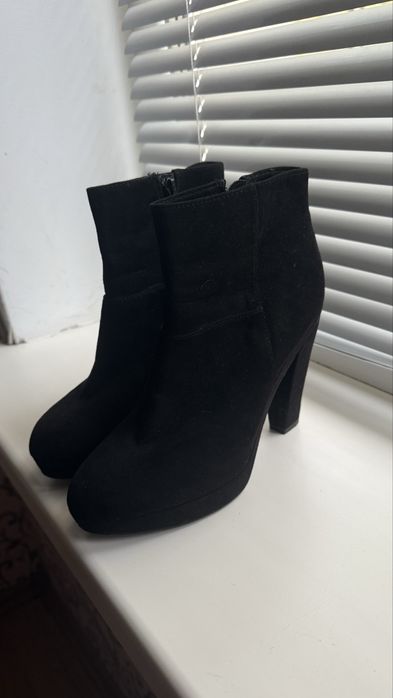 Взуття жіноче, півчоботи на підборах