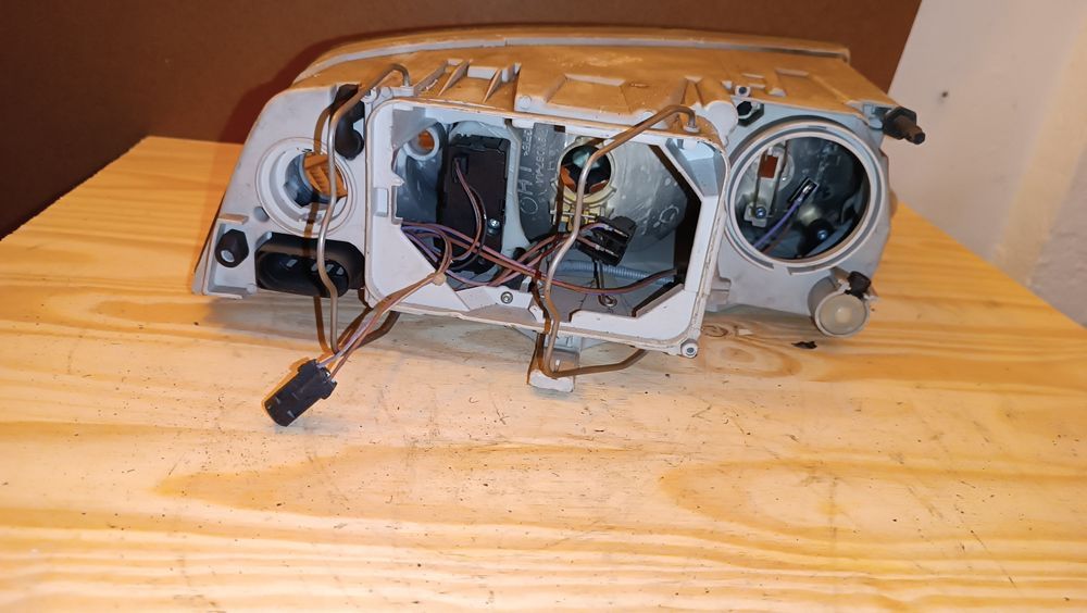 Vendo farol esquerdo de scoda Octavia ano 2004/08