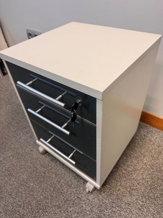 Kontenerek / szafka biurowa na kółkach – szklane fronty, zamek