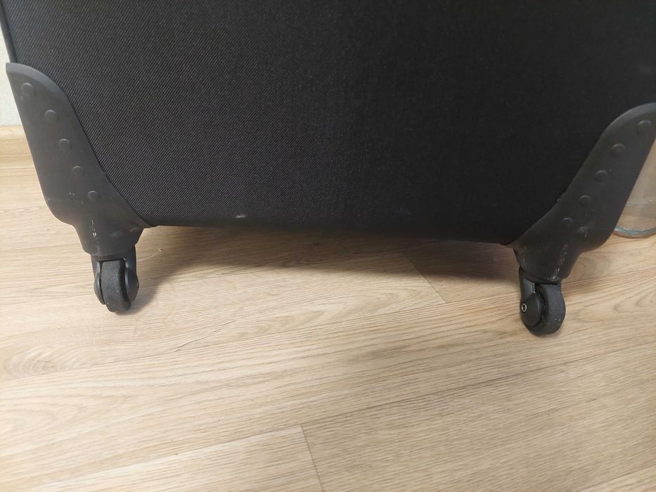 Продам велику містку валізу