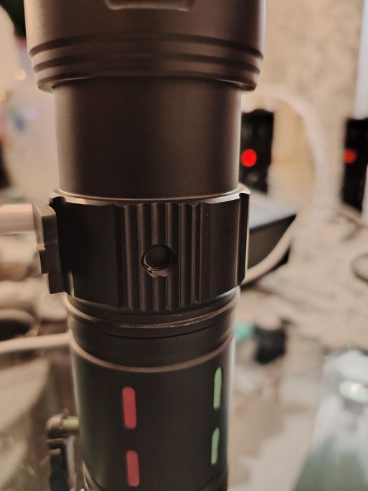 Super Lanterna Tática c/ tripé– Alcance de 600m