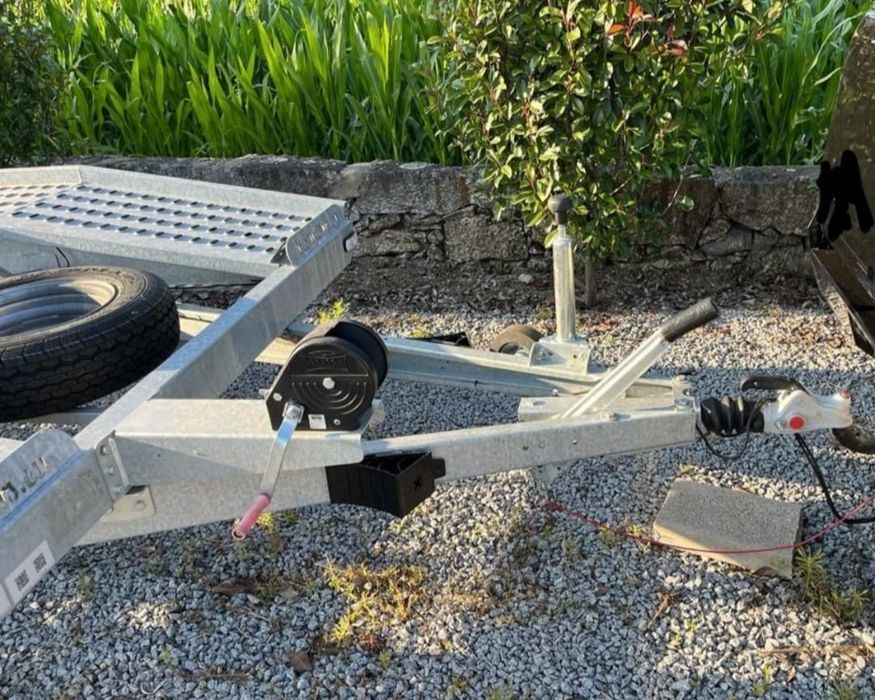 Reboque atrelado porta viaturas