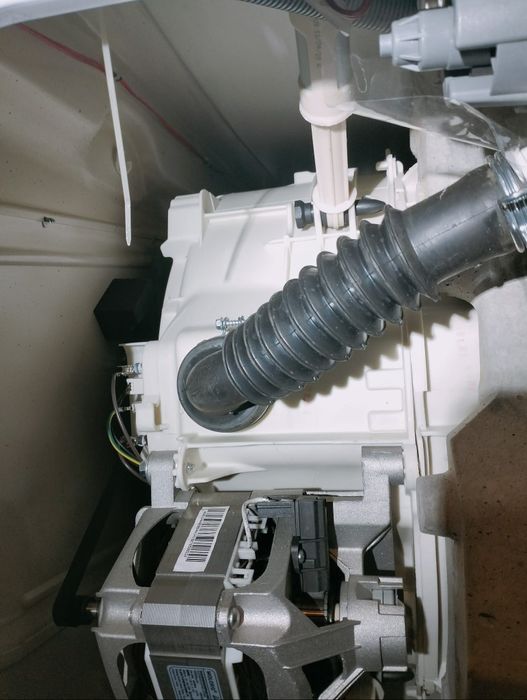 Стиральная машина Candy,нужен ремонт, протекает