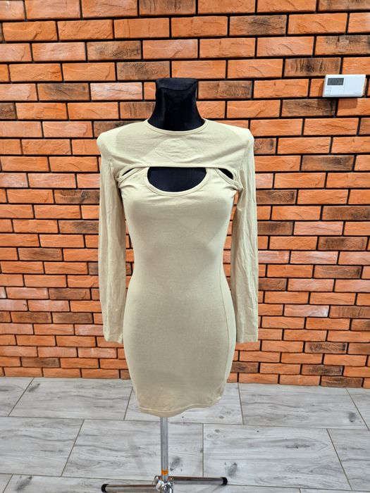 Sukienka z wyciętym dekoltem