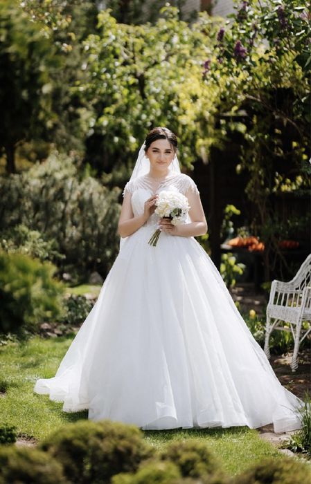 Весільна сукня.