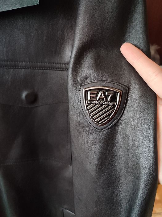 Новая кожаная куртка от Emporio Armani.