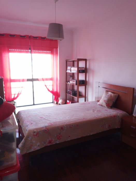 Mobília quarto (cama, colchão e mesa cabeceira)