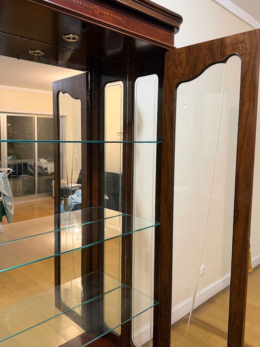 Cristaleira Clássica em Madeira – Excelente Estado – Com iluminação