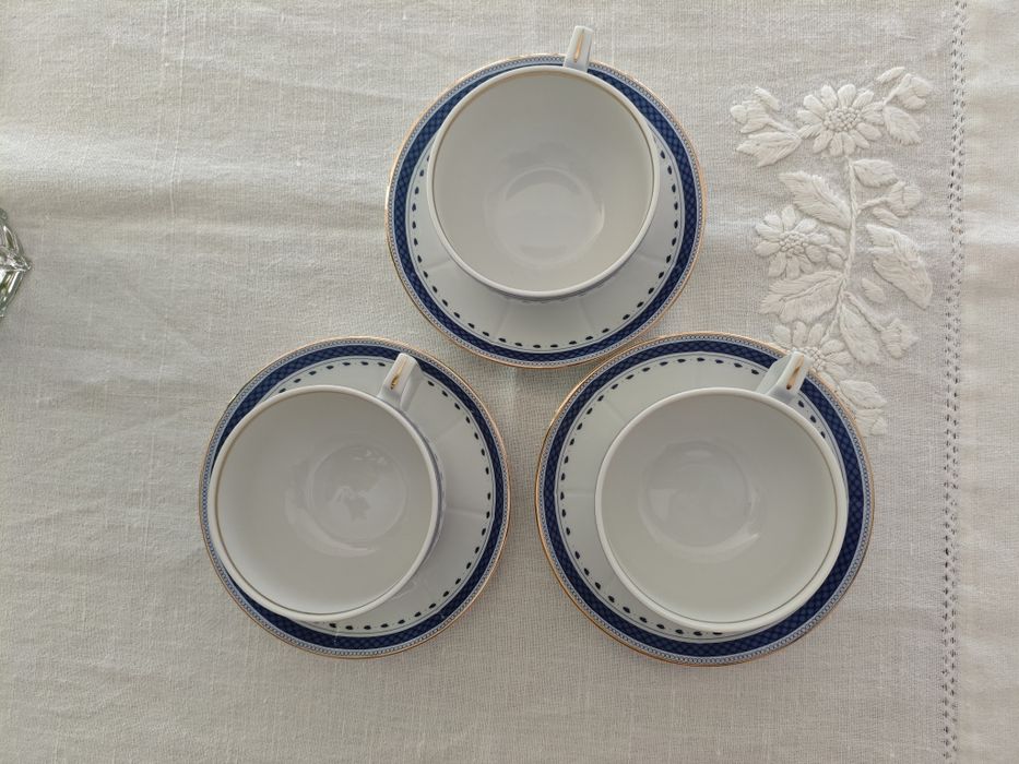 Chávenas de Vista Alegre (3 unidades + pires) – Excelente estado