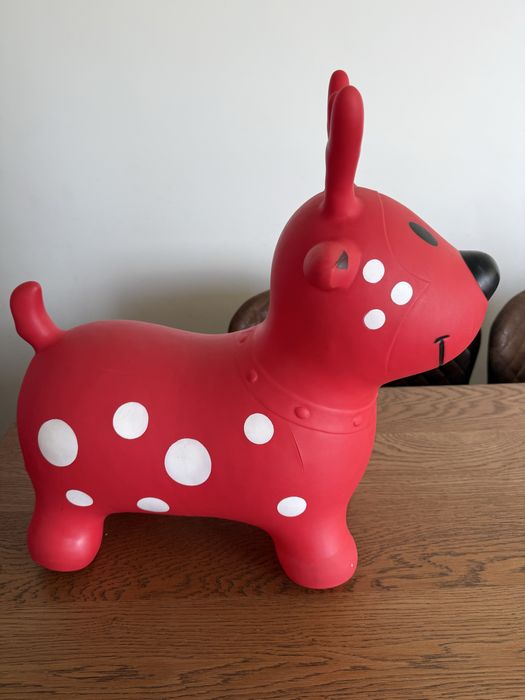 Rena vermelho pula bebe