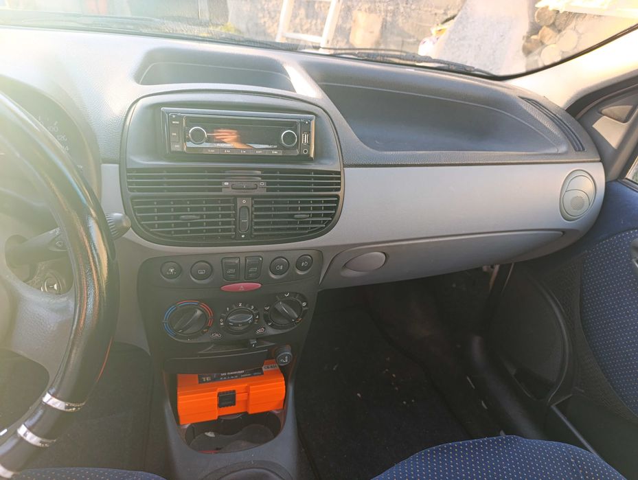 Carro Fiat 1200 a gasolina