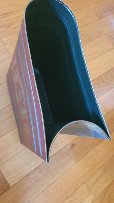 Porta revistas em latão