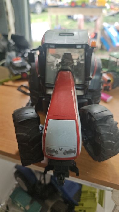 Bruder traktor valtra