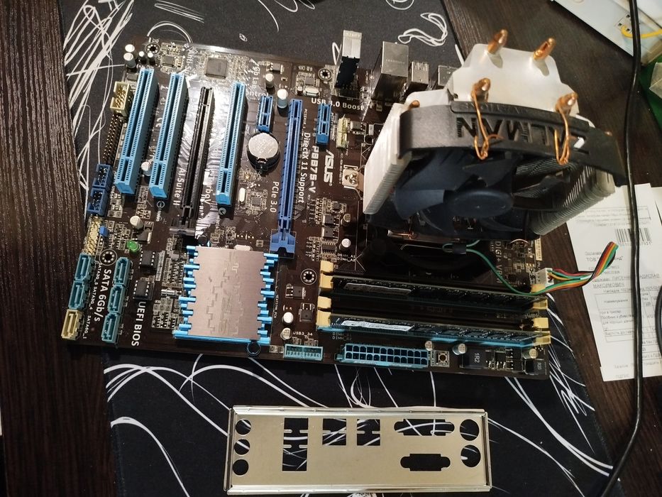 Продам материнську плату, процесор, оперативку.