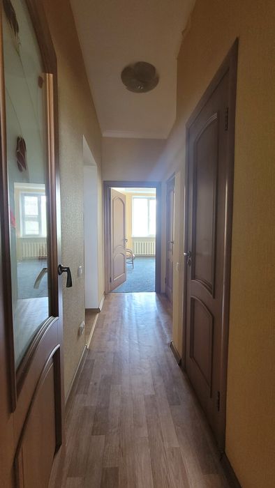 Продам 4х кімнатну квартиру.  Центр міста.