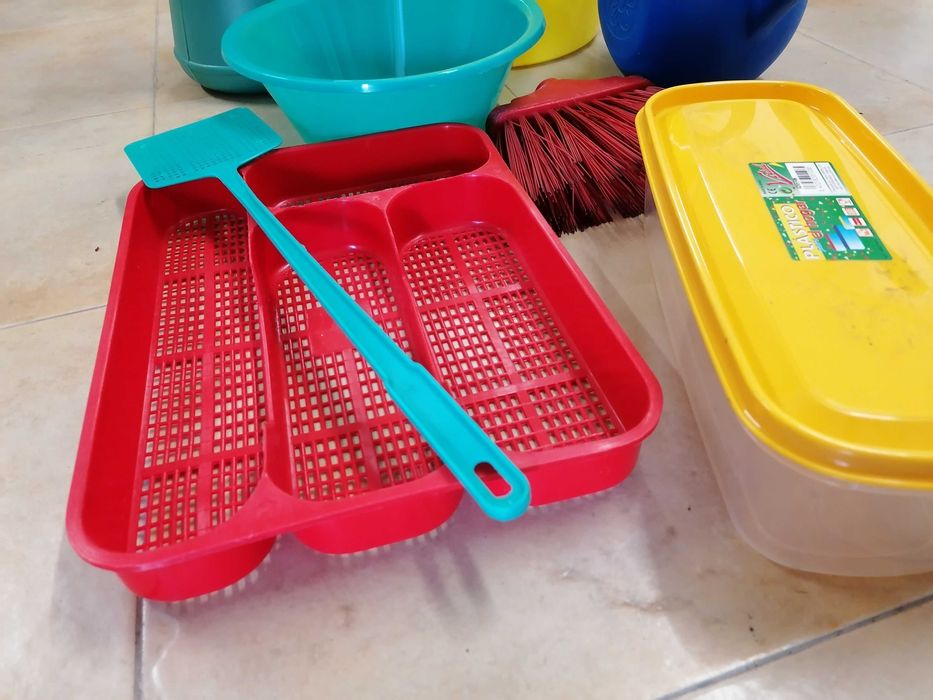 Plásticos sortidos, caixas, regador e outros , lote todo por 6€