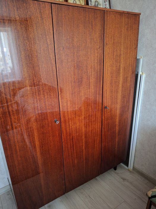 Шафа на три двері