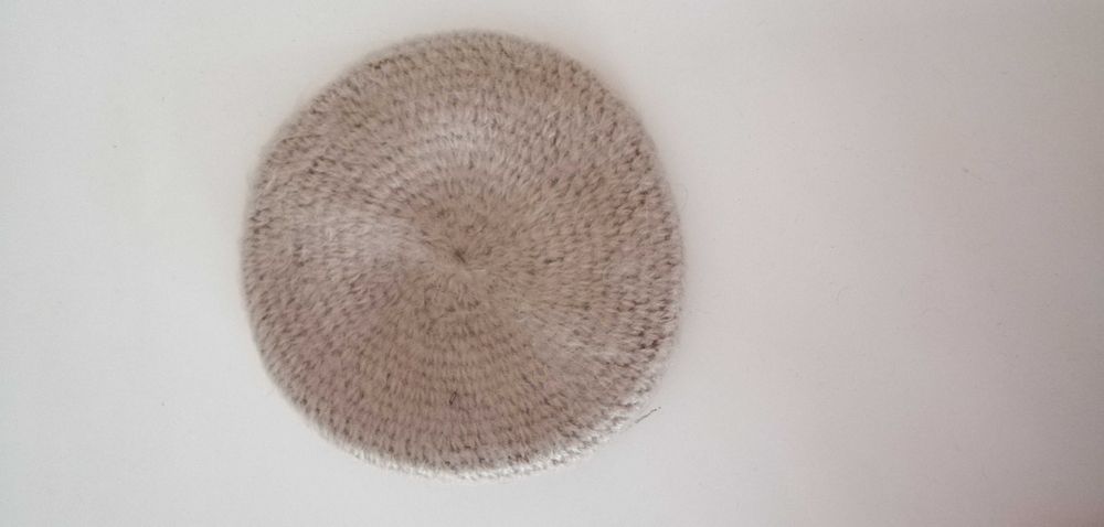 zestaw stare berety damskie beretki beretka beżowe beżowa czarna