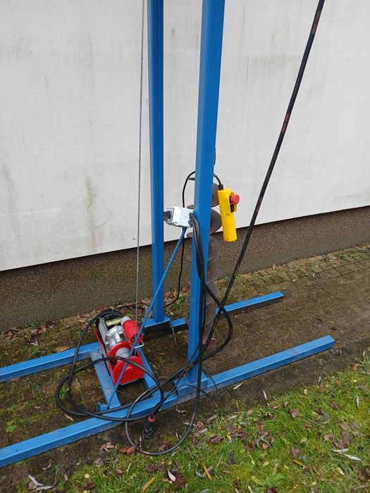 Wiertnica elektryczna do studni plus komplet żerdzi i świder.
