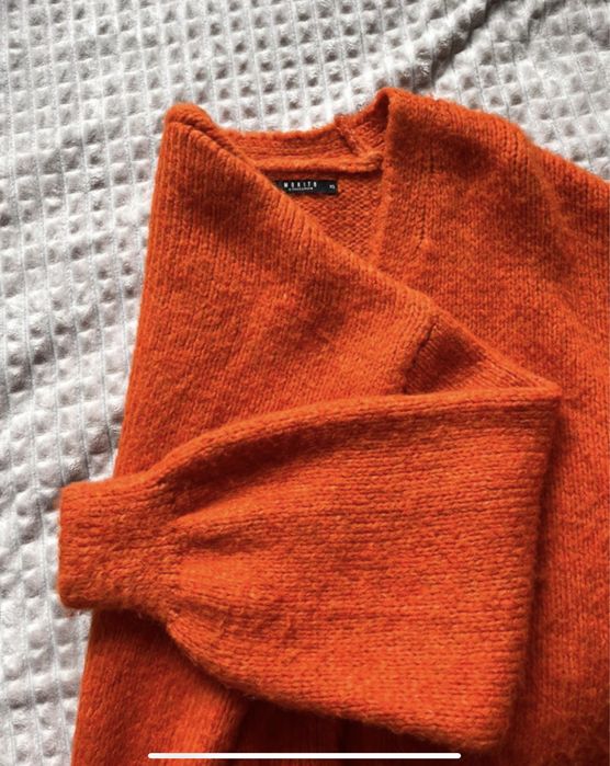 Pomarańczowy sweter MOHITO duże srebrne lustrzane guziki