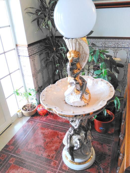 Fonte interior em louça com candeeiro