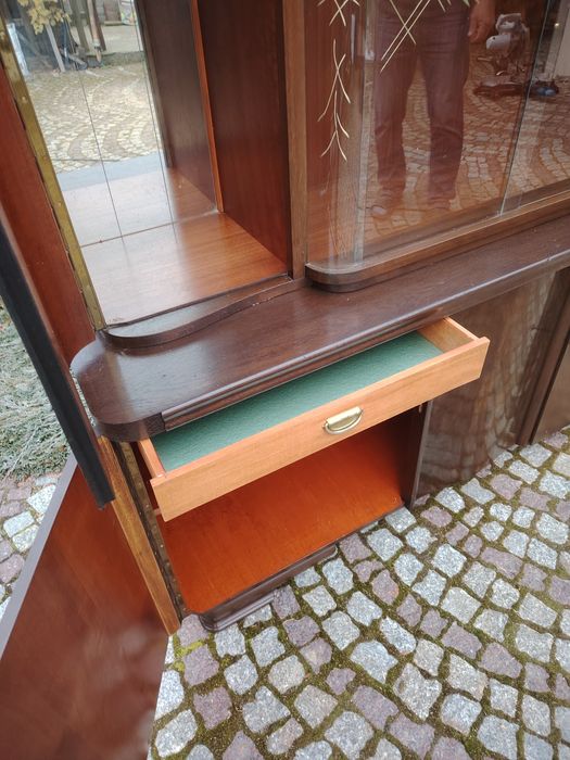 Stary kredens, fornirowany