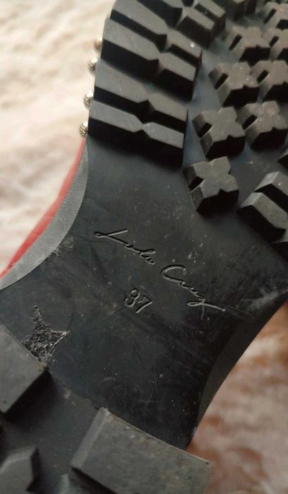 Botas vermelhas em pele