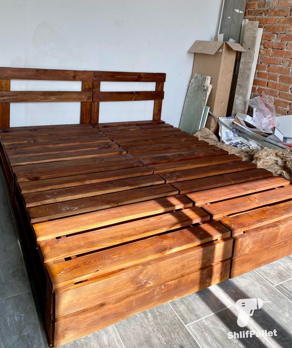 Ліжко з дерева в стилі паллет