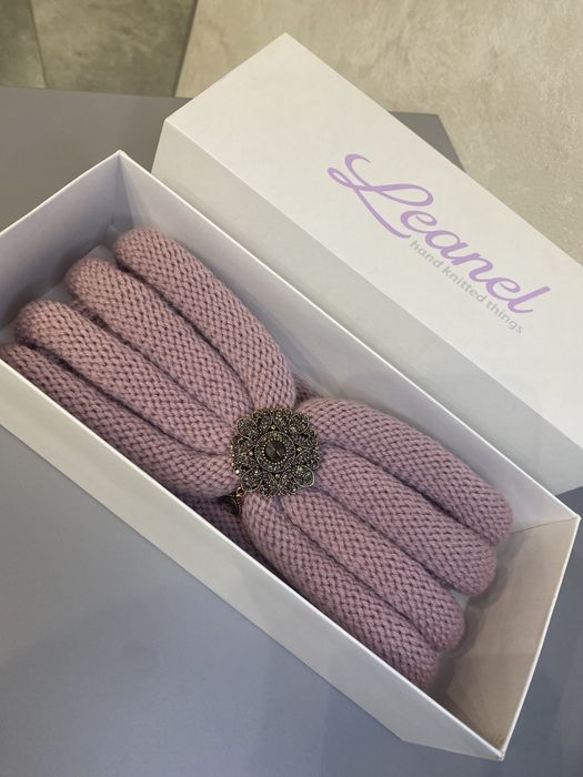 Повязка з італійськоі мериносовоі шерсті з брошкою з брендованим упаку