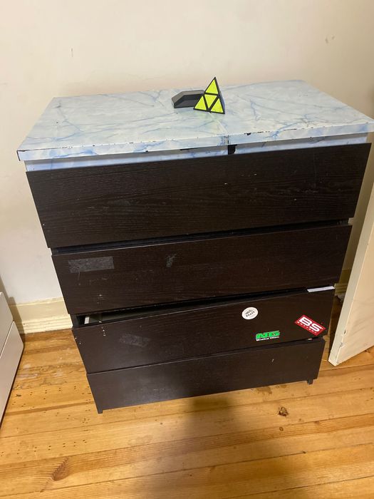 Cómoda malm com gaveta danificada