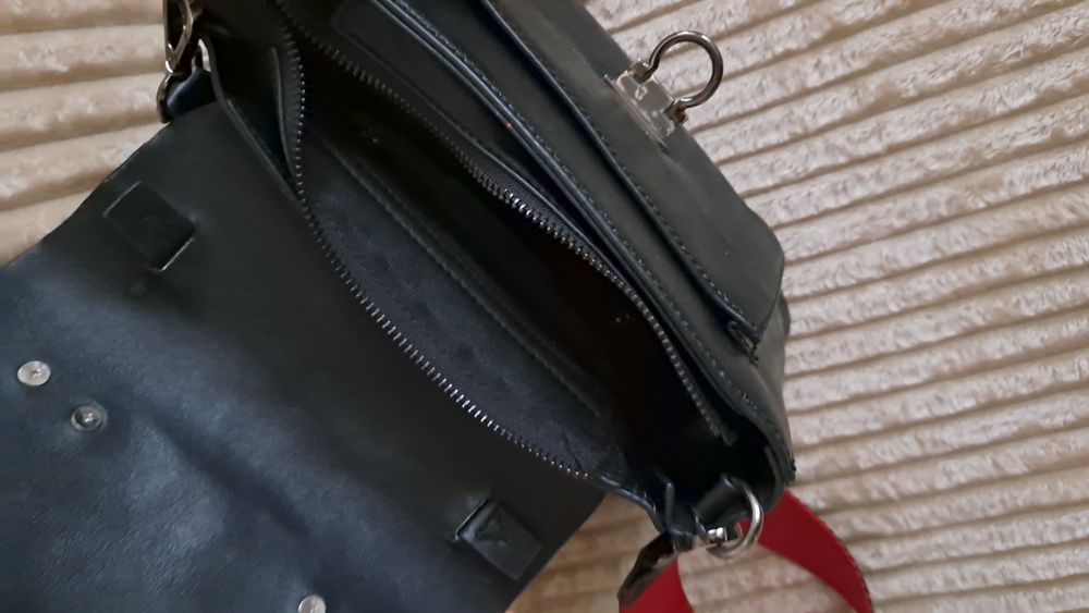 Кожаная сумочка на ремне