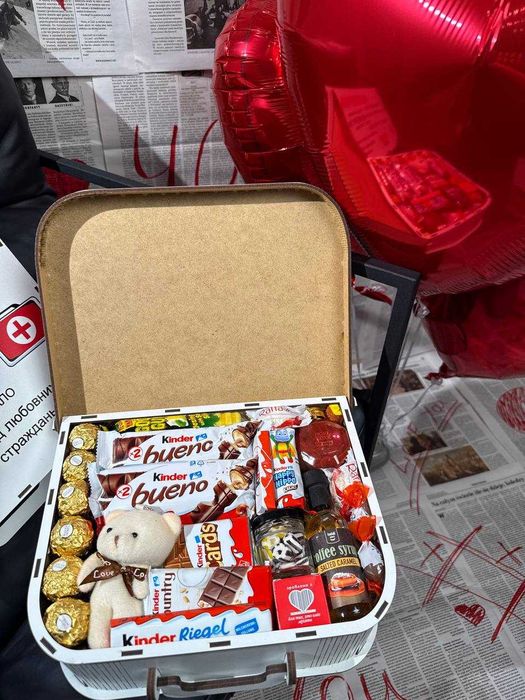 Солодкий набір на подарунок до 14 лютого у вигляді Аптечки.