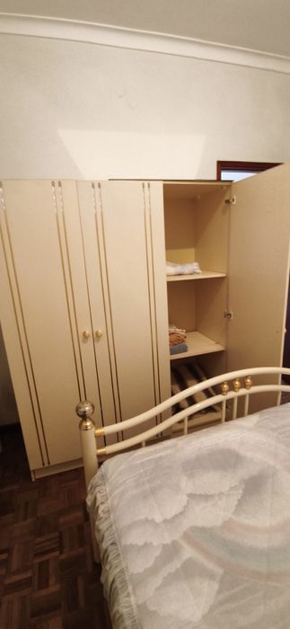 Cama, mesas de cabeceira e armário