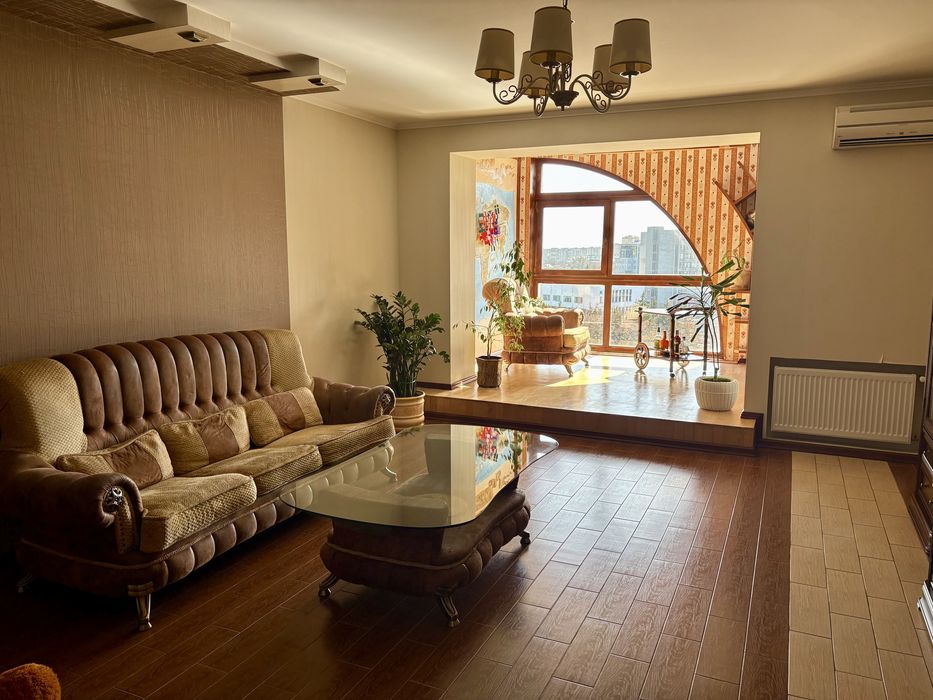 Продам 2-во поверхову квартиру в центрі міста