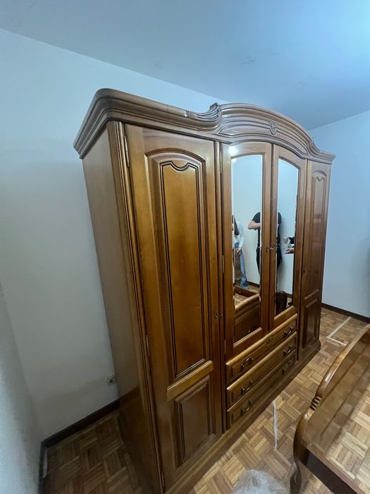 Vendo Guarda Fatos de Carvalho como novo