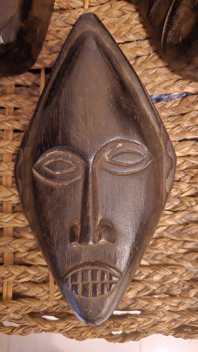 Mascaras decorarivas em madeira