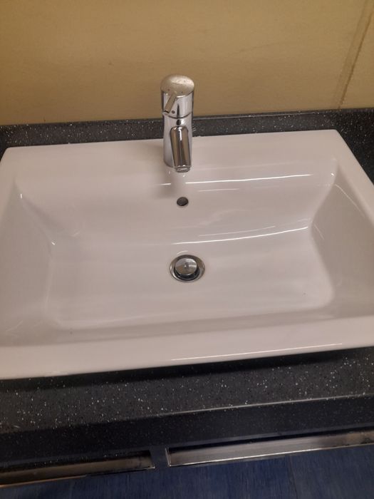 Umywalka Roca wraz z bateria i szafka