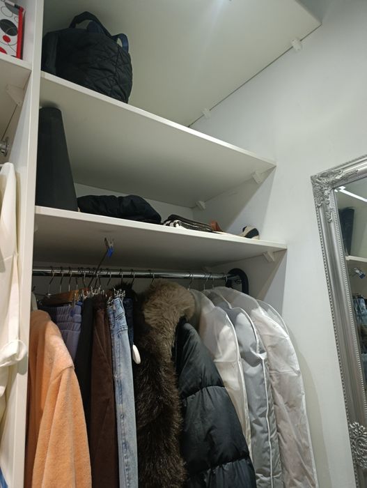 Sprzedam Garderobę wraz z drzwiami przesuwnymi.