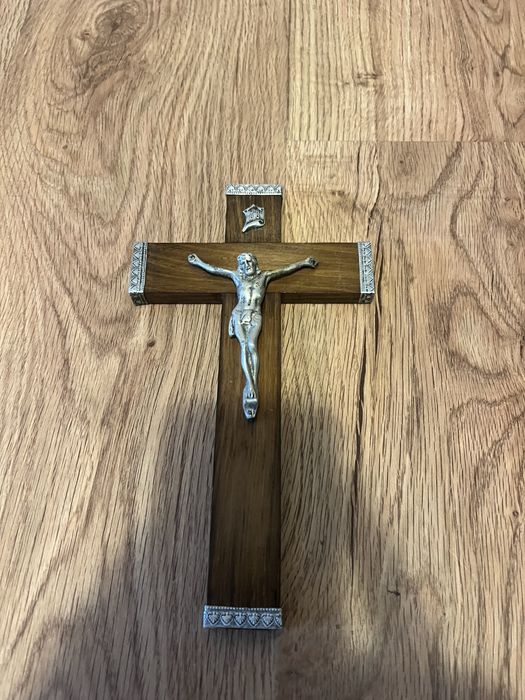 Crucifixo em madeira e prata.