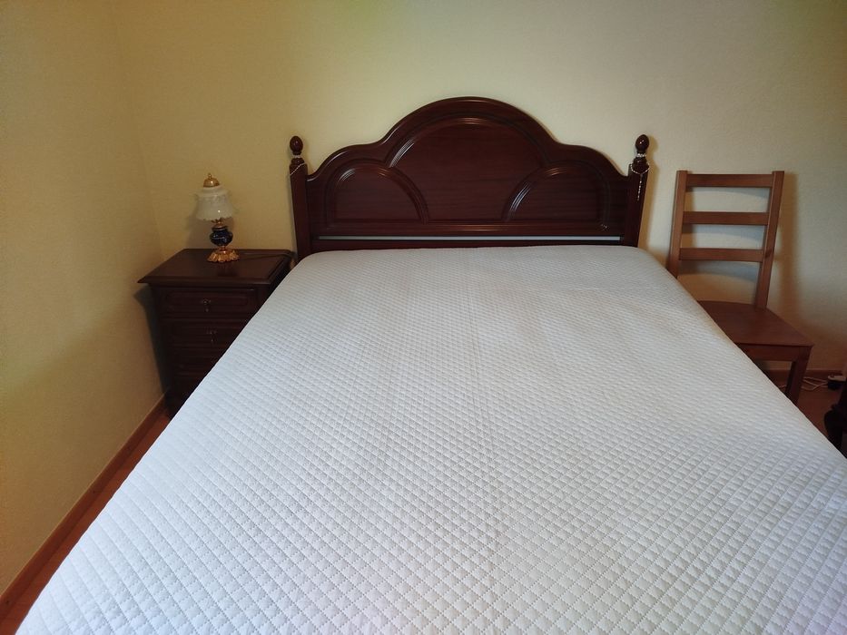 Cama casal (completa) + mesinha + guarda-vestidos