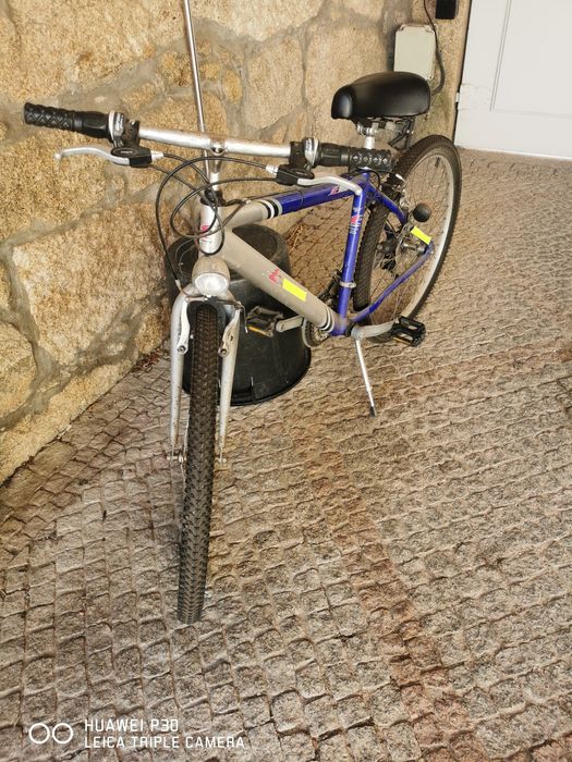 Bicicleta Esmaltina roda 26 com luzes