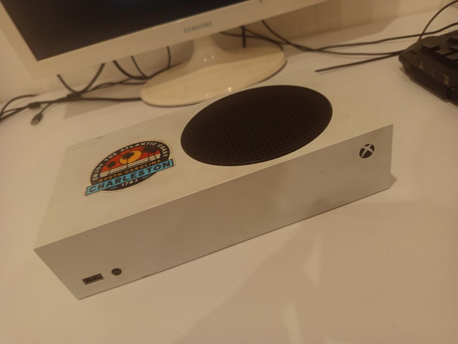 sprzedam Xboxa Series S