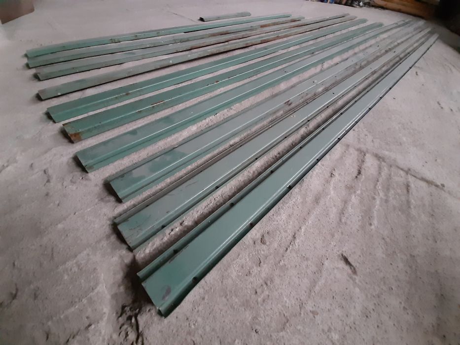 Металеве профільне кріплення на стіну..