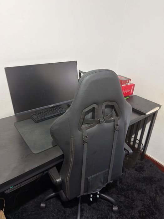 Mesa e cadeira e periféricos e monitor