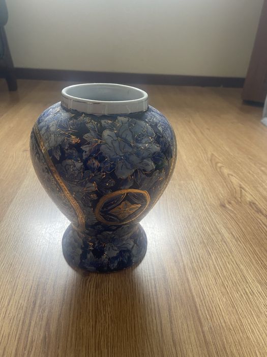 Pote Decorativo em Cerâmica Azul com Detalhes Dourados Elegantes