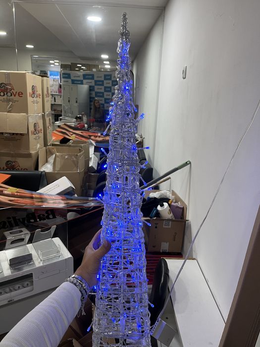 Renas e arvore de natal com luz