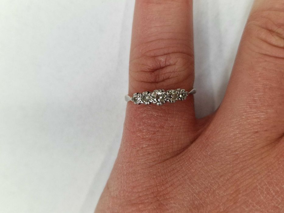 Złoty pierścionek damski/ 750/ 1.95 gram/ R14/ 5x DIA/ 0.15 CT/ certyf